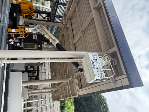 【高知市】有料道路の料金所に巨大スズメバチの巣！高所作業車を投入した特殊高所駆除